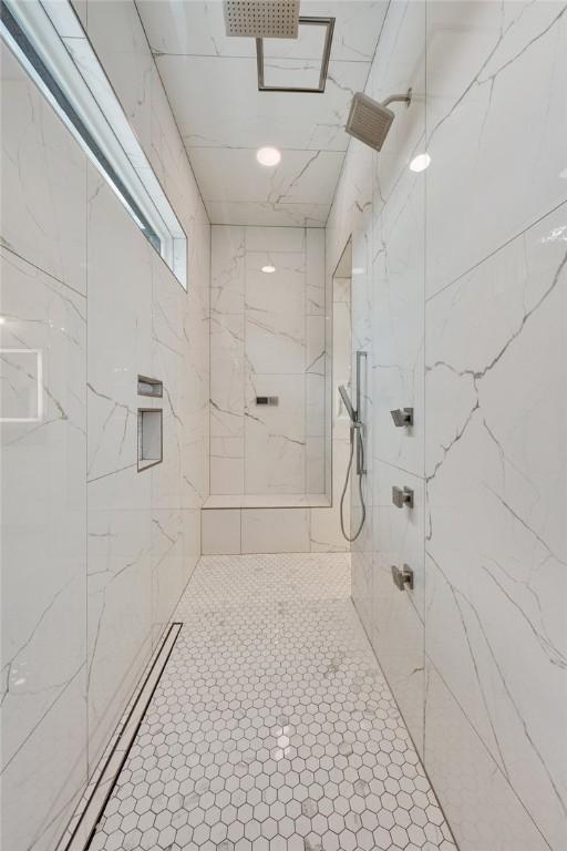 bathroom featuring tiled shower