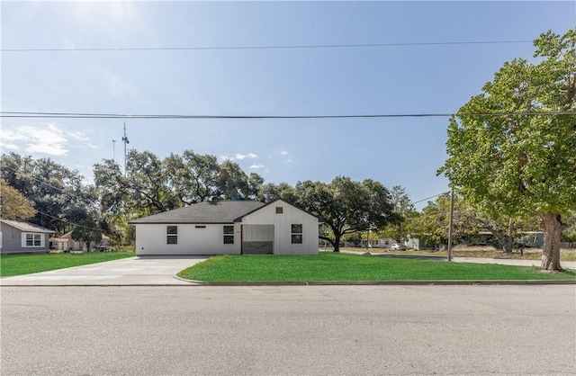 view of front of house featuring a front yard