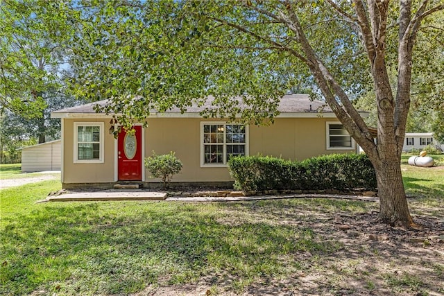 ranch-style house featuring a front yard