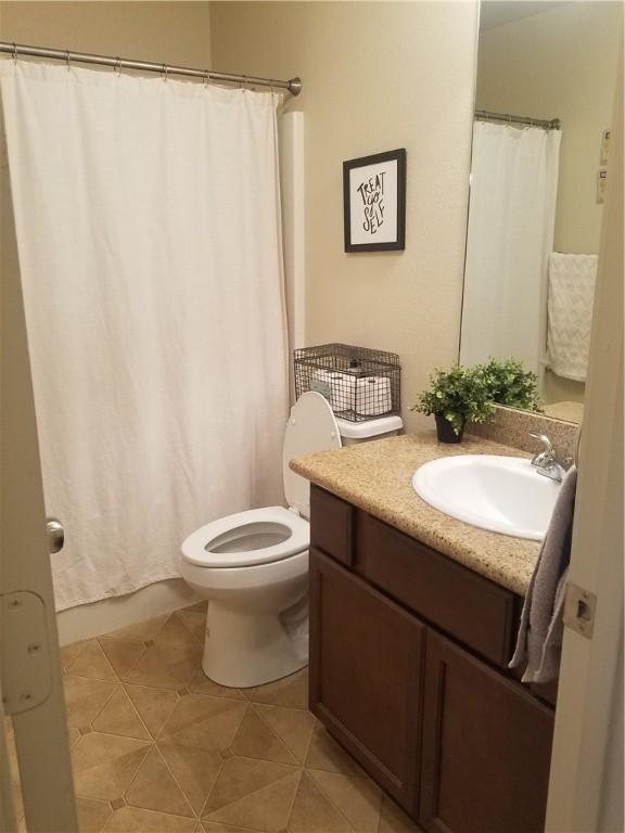 full bathroom featuring vanity, toilet, and a shower with curtain