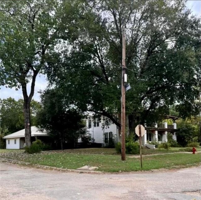 view of front of property featuring a front lawn