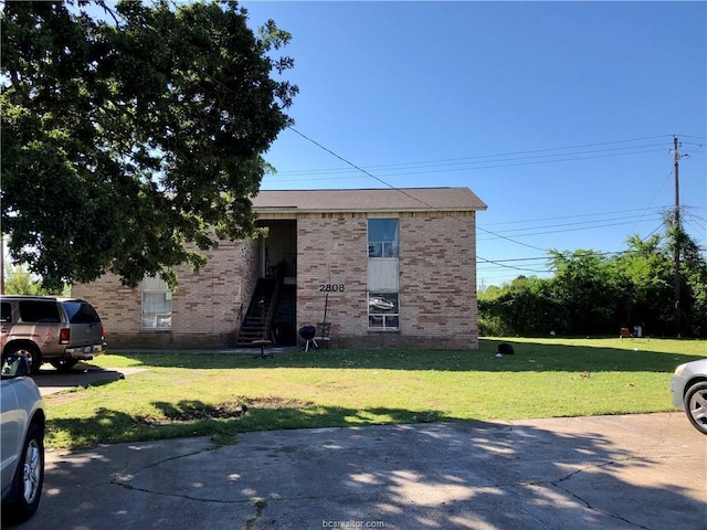 view of front facade with a front lawn