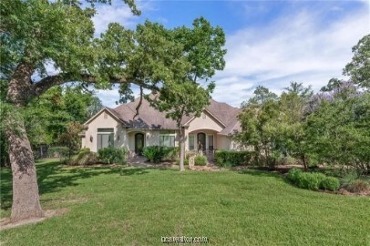 view of front of house featuring a front yard and stucco siding