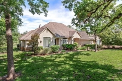 ranch-style home featuring a front yard and stucco siding