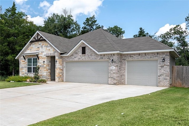 view of front of property featuring a front yard