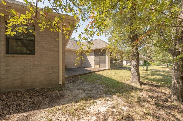 view of yard featuring a patio area