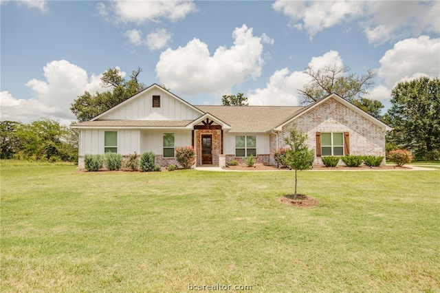 view of front of property featuring a front yard