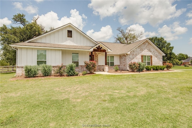 view of front of house featuring a front lawn