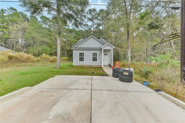 view of front facade with a patio area and a front lawn