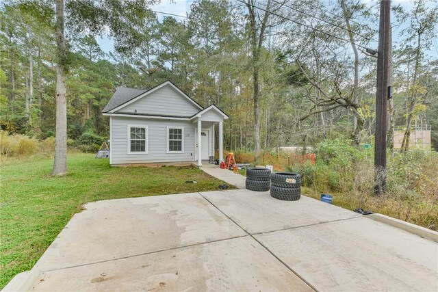 view of front of property featuring a front yard