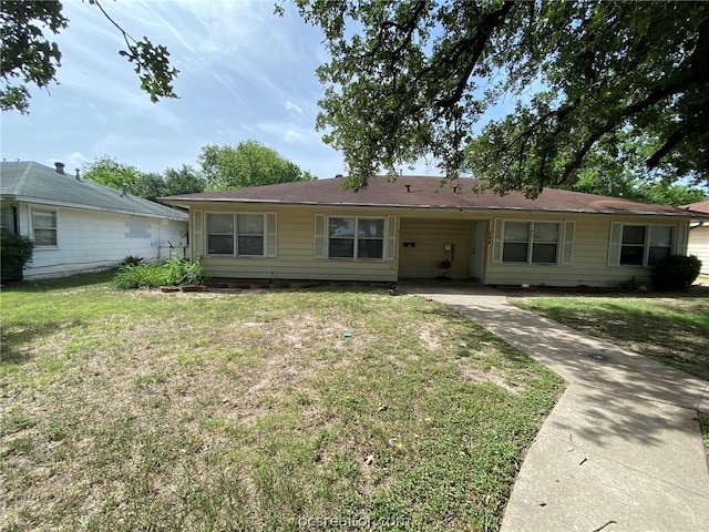 ranch-style house featuring a front yard