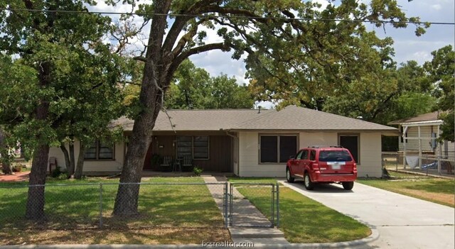 single story home featuring a front lawn