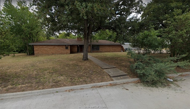 view of front facade featuring a front lawn