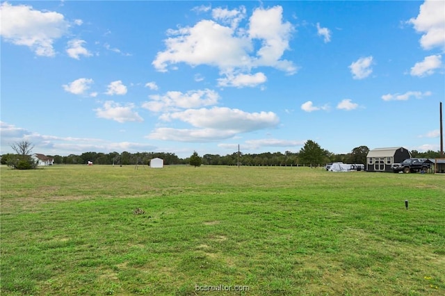 view of yard featuring a rural view