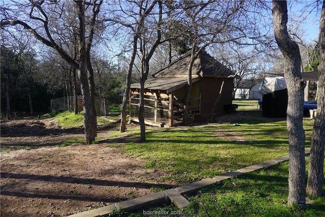 view of yard with an outbuilding