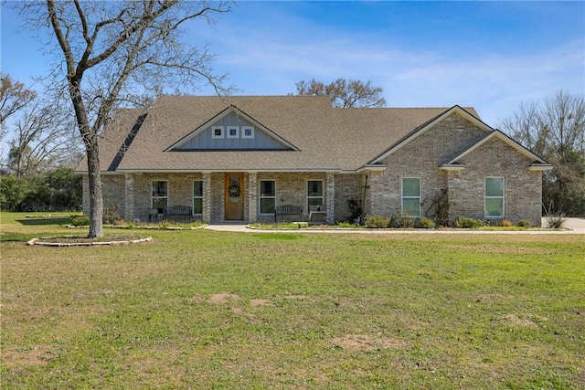 view of front facade featuring a front lawn