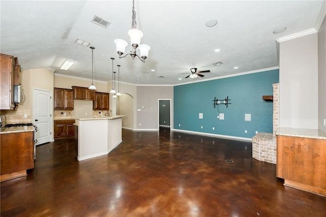 kitchen featuring baseboards, arched walkways, visible vents, stainless steel microwave, and open floor plan