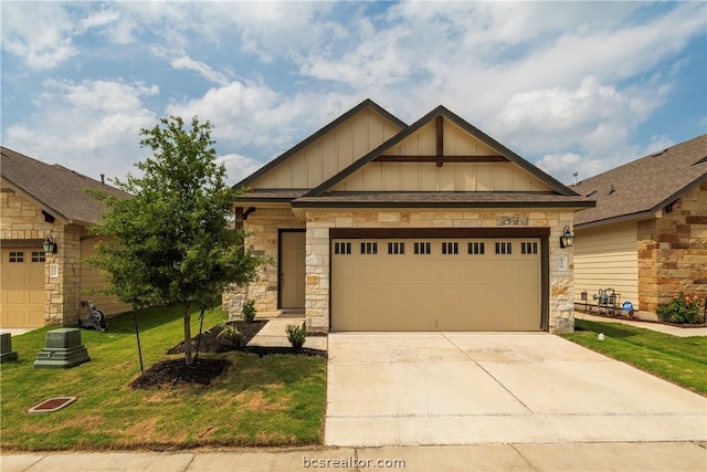 craftsman house featuring a front lawn and a garage