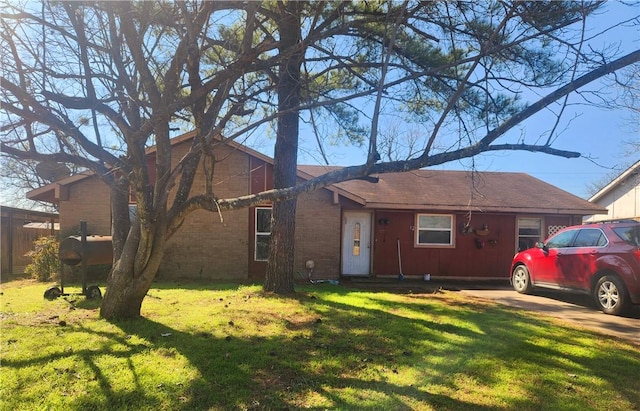 view of front facade with a front yard