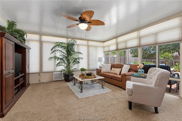 sunroom with ceiling fan