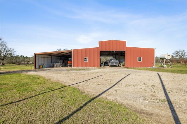 view of pole building featuring a yard