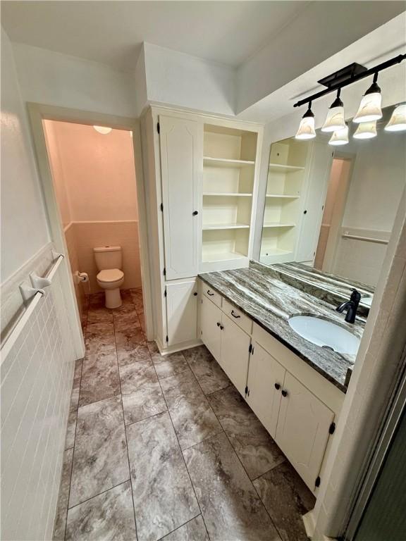 67 Fairway Dr, Hilltop Lakes, TX 77871 - bathroom featuring toilet and vanity