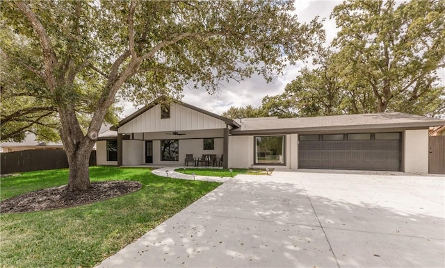 view of front of home featuring a garage and a front yard