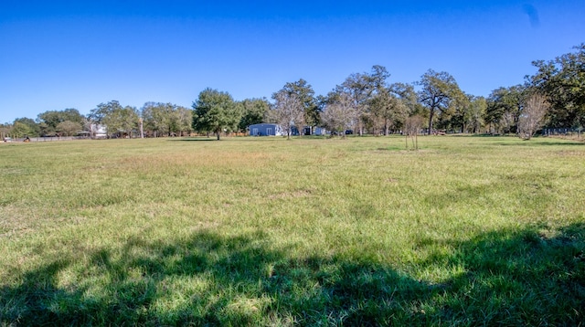 view of yard featuring a rural view