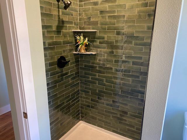 bathroom featuring tiled shower