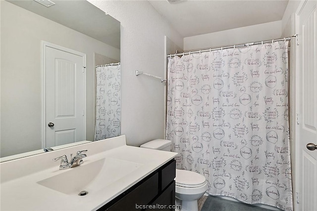 bathroom featuring a shower with curtain, vanity, and toilet