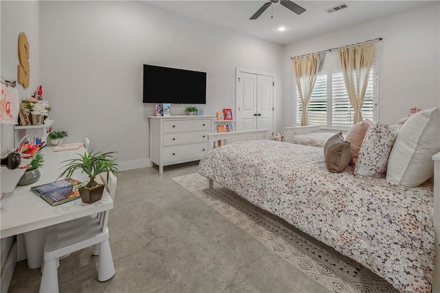 bedroom featuring ceiling fan, visible vents, finished concrete flooring, baseboards, and a closet
