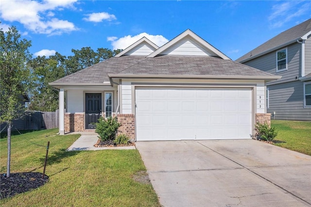 craftsman house featuring a front lawn and a garage