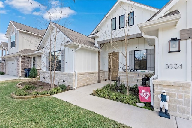 view of front of property featuring a front yard and a garage