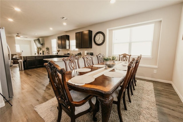 dining area featuring visible vents, light wood-style flooring, recessed lighting, baseboards, and ceiling fan