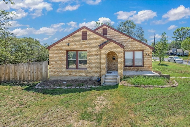 view of front of property featuring a front lawn