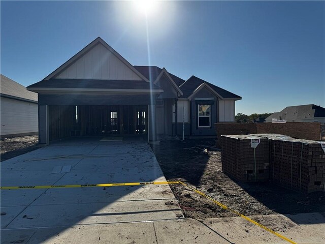 view of front of home featuring a carport