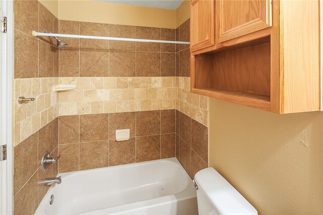bathroom featuring toilet and washtub / shower combination