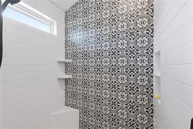 bathroom featuring tiled shower