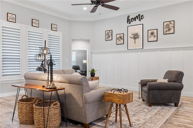 living room featuring ceiling fan, plenty of natural light, light hardwood / wood-style floors, and ornamental molding