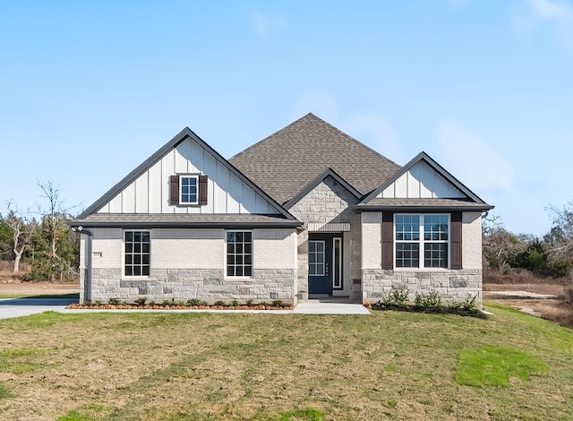 view of front of property with a front yard