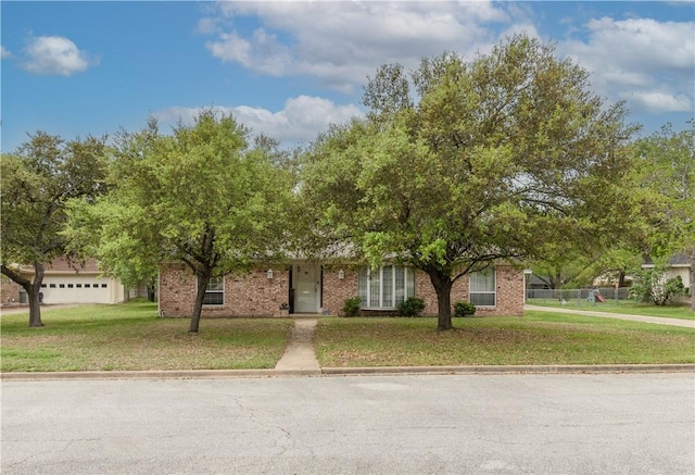 view of front of house featuring brick siding and a front yard