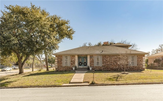 view of front of house featuring a front lawn