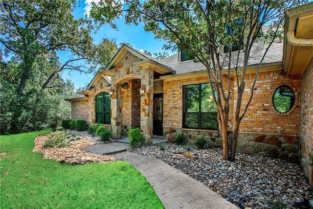 view of front facade with a front yard