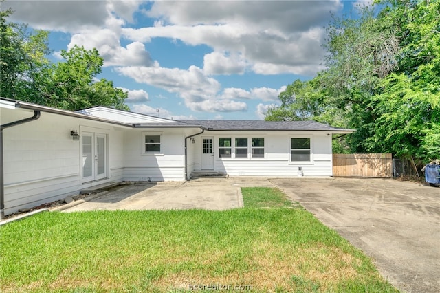 view of front of home featuring a front yard and a patio