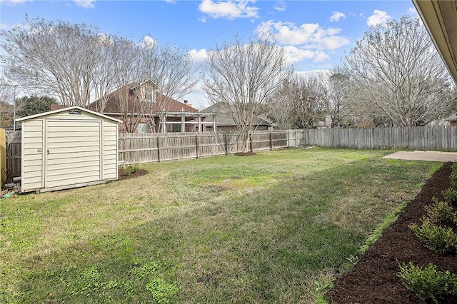 view of yard featuring a storage unit