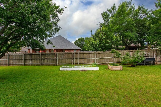 view of yard featuring a vegetable garden