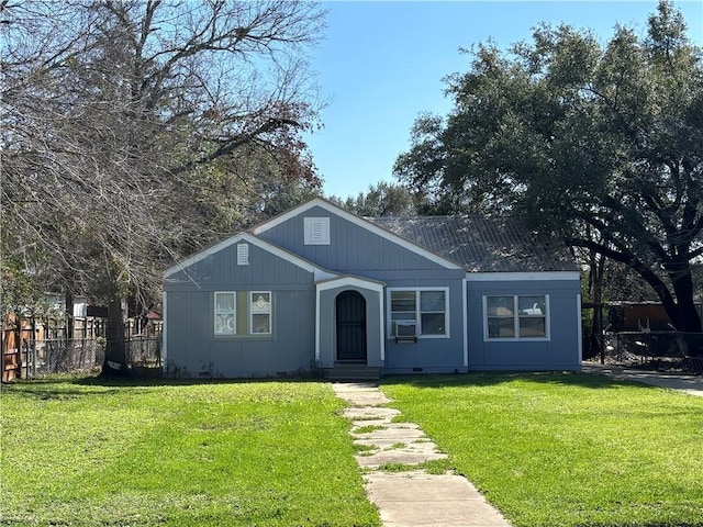 view of front of home featuring a front lawn