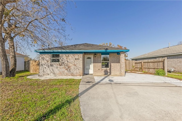 view of front of house featuring a front yard