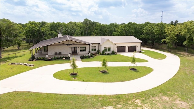 view of front facade with fence, a porch, a front yard, and curved driveway