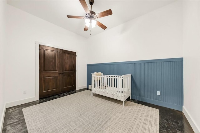 bedroom with a ceiling fan and baseboards